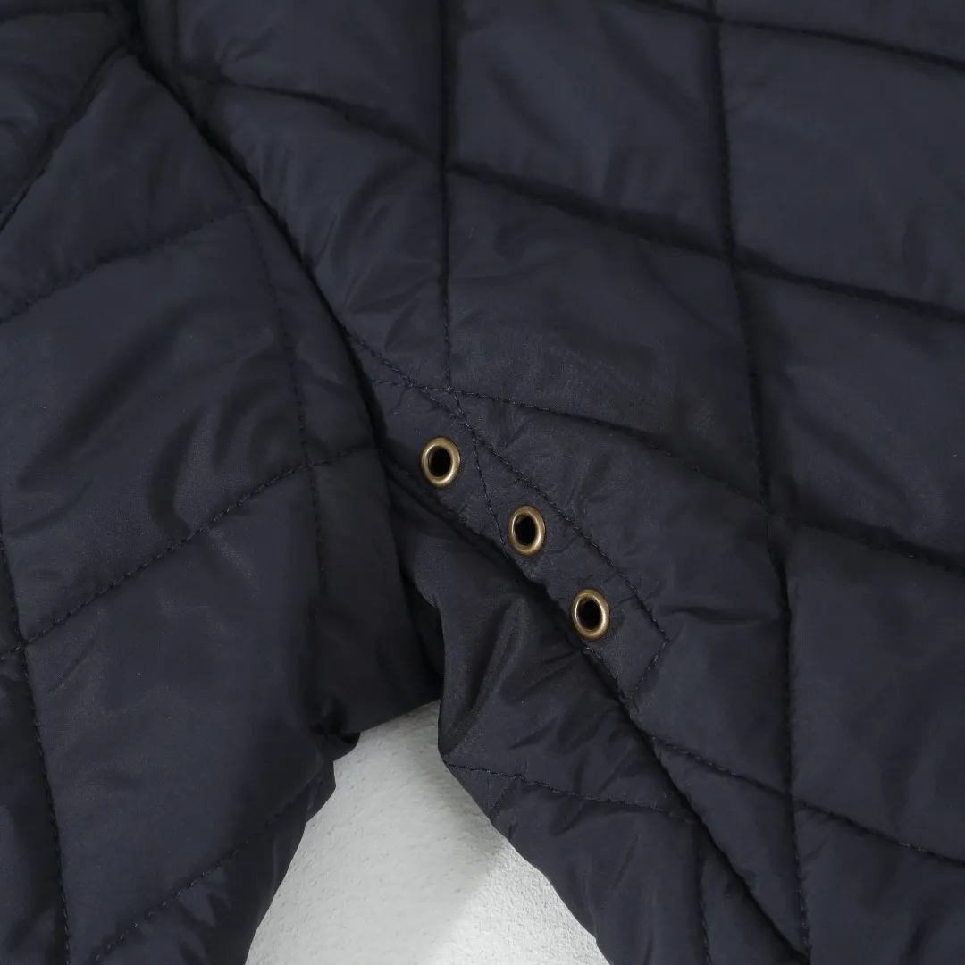 P370 #59 Ralph Lauren classic rhombus quilted cotton jacket for men and women. Inspired by retro workwear, it blends with contemporary British style. The imported machine-pressed rhombus quilting is accurately aligned, and the three-dimensional H-shaped tailoring is neat and slim. It is not bulky when layered in autumn and winter, and still maintains a light style.  Texture is reflected in the details: customized metal buckles, corduroy lapels, breathable eyelets under the arms, and slits on the hem, all replicating the brand's high-end genes. All excipients are standardized!  Five colors to choose from: black/khaki/brown/green/navy blue, easy to switch between commuting, leisure, and travel occasions. Function and appearance coexist: 37.5°C temperature control black technology, breathable and moisture-proof, anti-slip cotton patented fabric, temperature-locking, soft and waxy, durable and stylish. A retro warm-keeping item that can handle low temperatures calmly. The details are all made of craftsmanship, and the style has no limits. It has a classy look that will turn heads.  Color: Khaki Black Navy Green Brown Size: S M L
